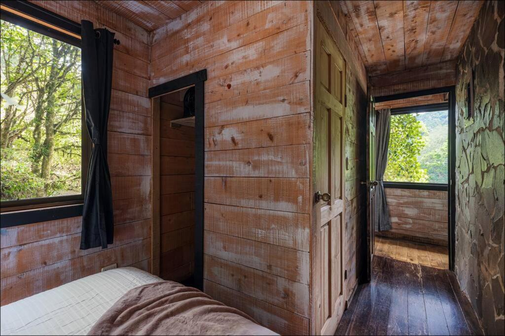 Unicorn Lodge: Direct Riverfront : Unique Experience San Gerardo de Dota Bagian luar foto